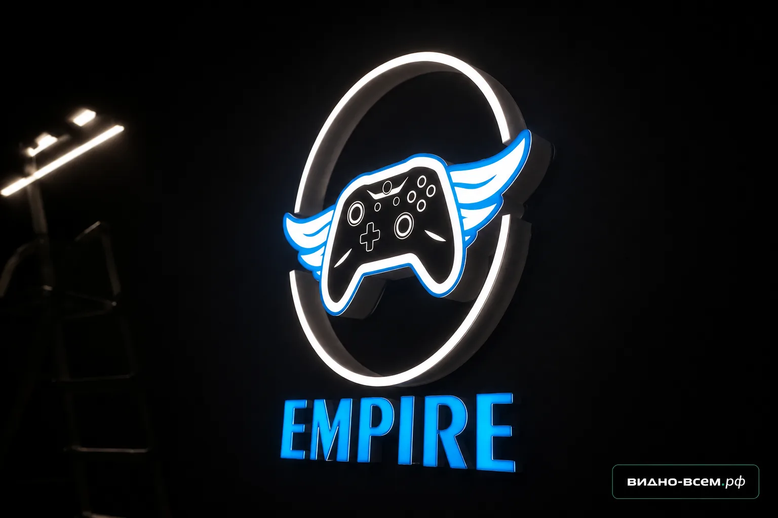 Интерьерная вывеска EMPIRE с контражурной подсветкой