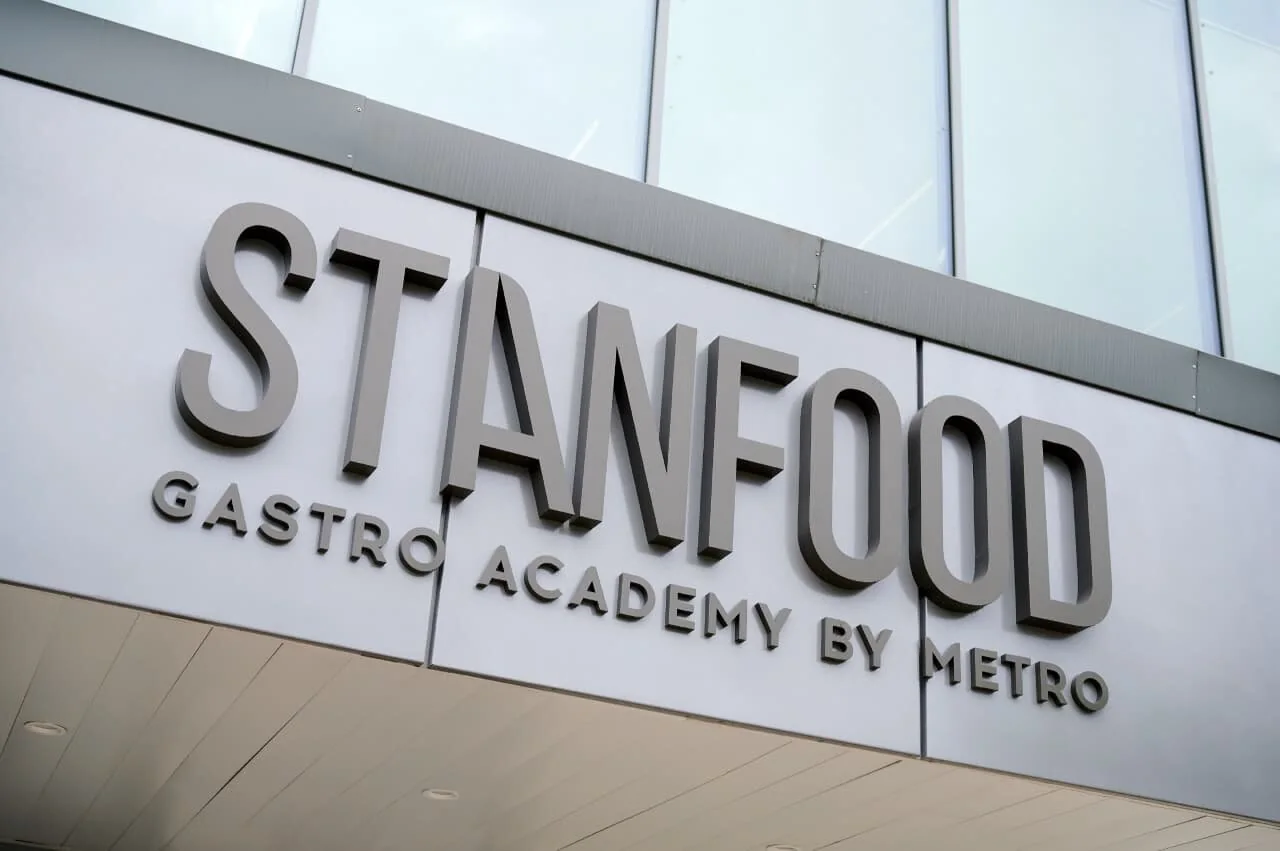 Объёмные буквы STANFOOD GASTRO ACADEMY без подсветки из нержавейки на фасаде